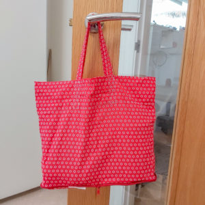 Your grocery shopping just got prettier! Grab your scraps or fabric to upcycle, sew a handy fold-up shopping bag, zip it up, and clip it on your keys or handbag, ready to use!